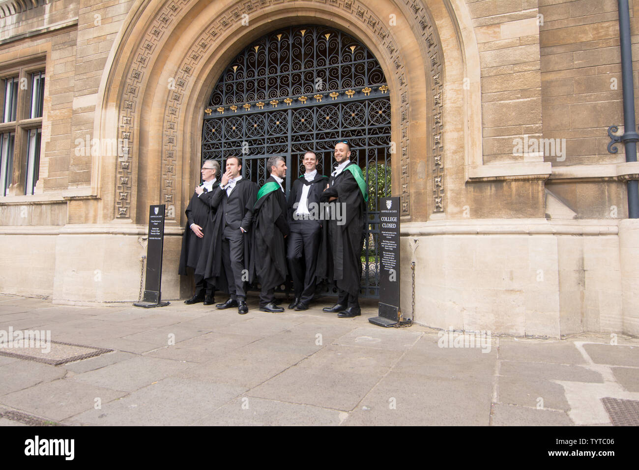 Cambridge UK, 2019-05-18, les diplômés en discussions à l'extérieur et Gonvile Cauis college. Elles attendent d'être appelés pour leur diplôme ceromony lieu Banque D'Images