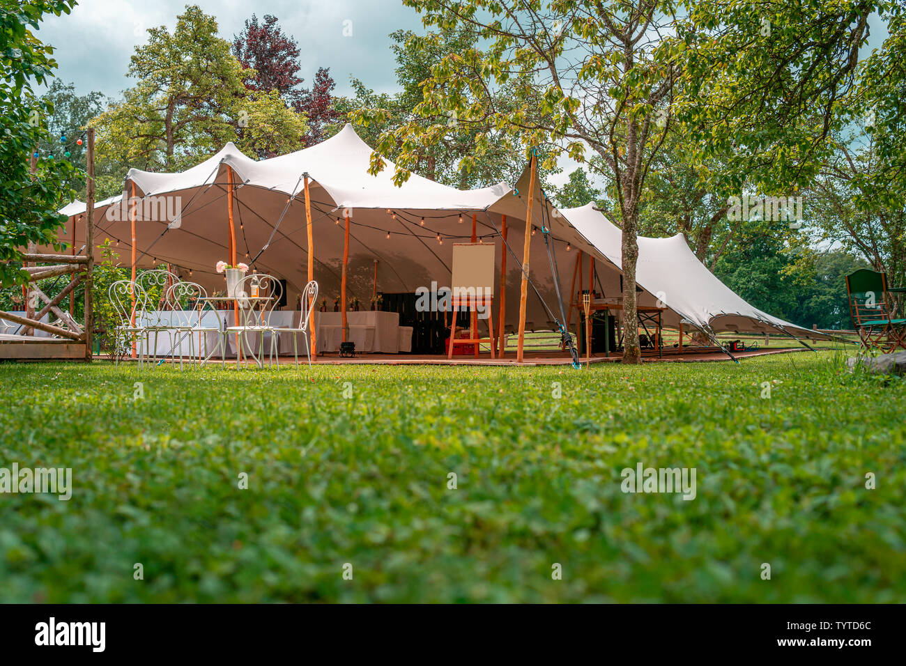 Image de grande tente blanche pour un mariage à l'événement dans la nature Banque D'Images