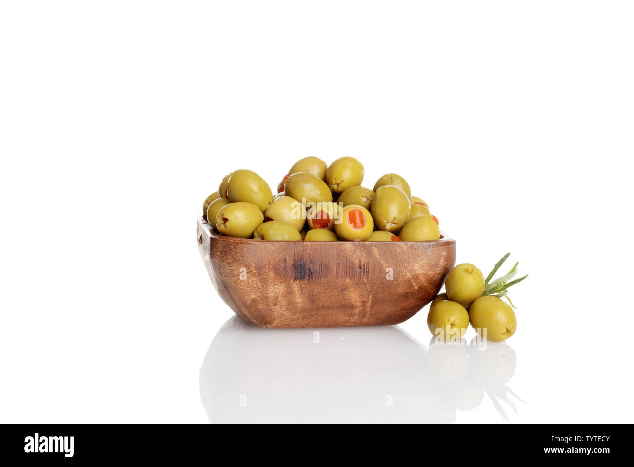 Bol en bois d'olives vertes piment avec Rosemary herb Banque D'Images