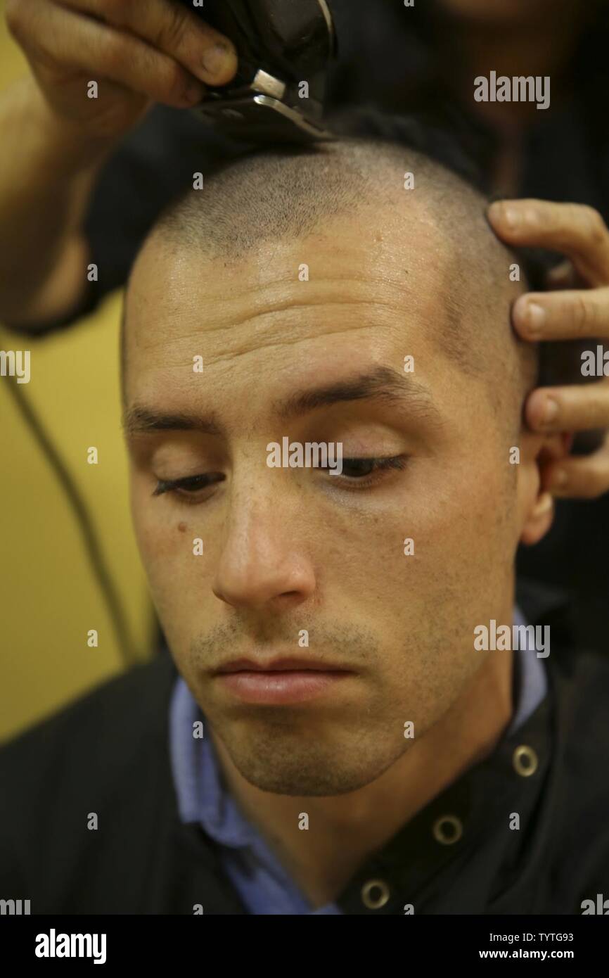 Une recrue de la Compagnie India, 3e Bataillon d'instruction des recrues, reçoit sa première coupe de cheveux au Marine Corps Recruter Depot San Diego, Novembre 28. Recrute coiffeur recevoir immédiatement après son arrivée pour créer l'uniformité. Chaque année, plus de 17 000 hommes recrutés dans la région de recrutement de l'Ouest sont formés à MCRD San Diego. L'Inde Société est prévue pour le 24 février d'études supérieures. Banque D'Images