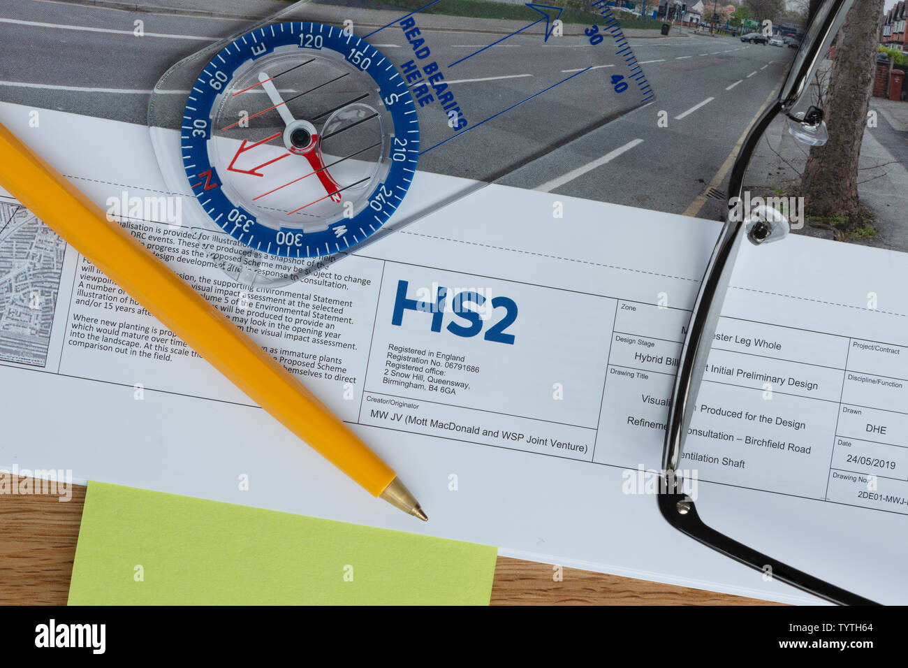 Un HS2 document de planification avec un stylo, boussole et lunettes sur une table. Banque D'Images