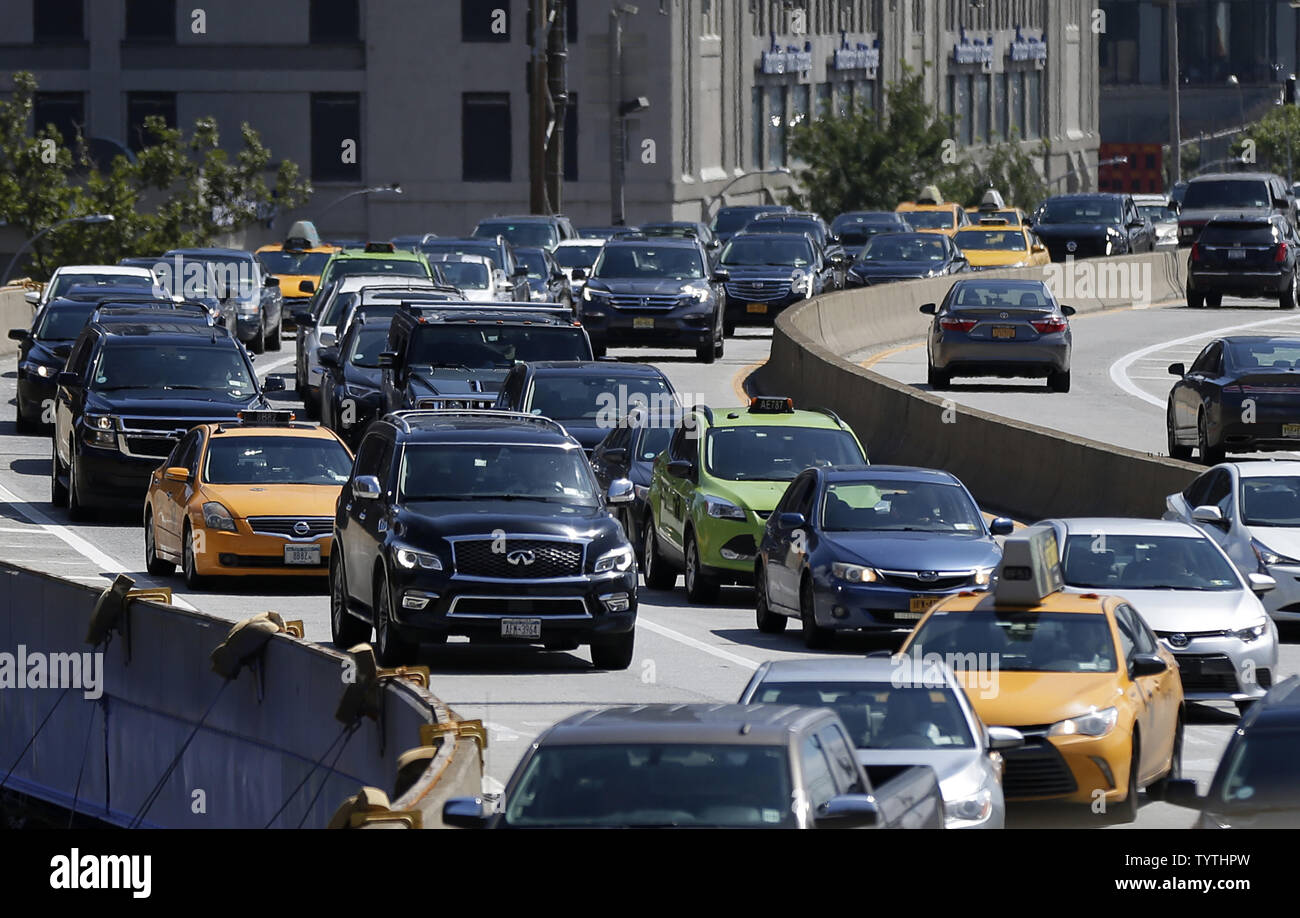 Voitures ralentir à l'approche de la sortie sur le pont de Brooklyn sur le FDR Drive dans Lower Manhattan un vendredi après-midi à New York le 3 août 2018. Le Trump administration veut geler une règle exigeant que les constructeurs travaillent à rendre les voitures plus économes en carburant. Il a appelé son plan un '50-État de l'économie de carburant et les émissions de dioxyde de carbone d'échappement standard pour les voitures particulières et les camions." Photo de John Angelillo/UPI Banque D'Images