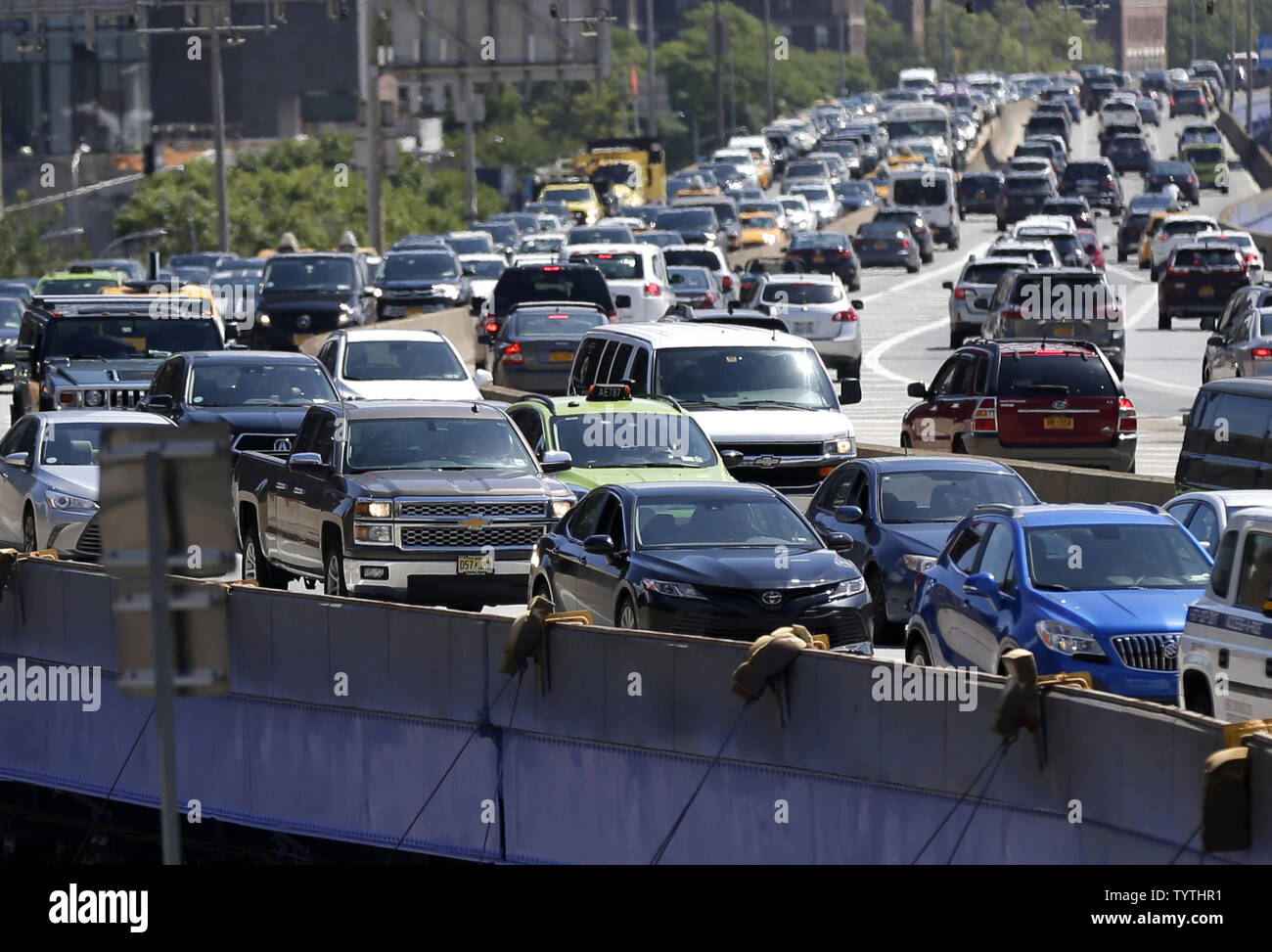 Voitures ralentir à l'approche de la sortie sur le pont de Brooklyn sur le FDR Drive dans Lower Manhattan un vendredi après-midi à New York le 3 août 2018. Le Trump administration veut geler une règle exigeant que les constructeurs travaillent à rendre les voitures plus économes en carburant. Il a appelé son plan un '50-État de l'économie de carburant et les émissions de dioxyde de carbone d'échappement standard pour les voitures particulières et les camions." Photo de John Angelillo/UPI Banque D'Images