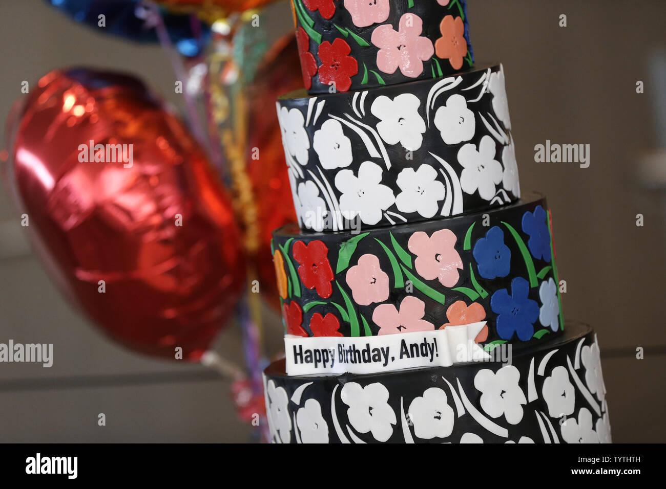 Un Joyeux Anniversaire Andy Est Assis Sur Un Gateau Quand Le Whitney Museum Of American Art Celebre D Andy Warhol 1928 1987 90e Anniversaire Avec Un Gateau D Anniversaire De Cinq Etages Decorees De