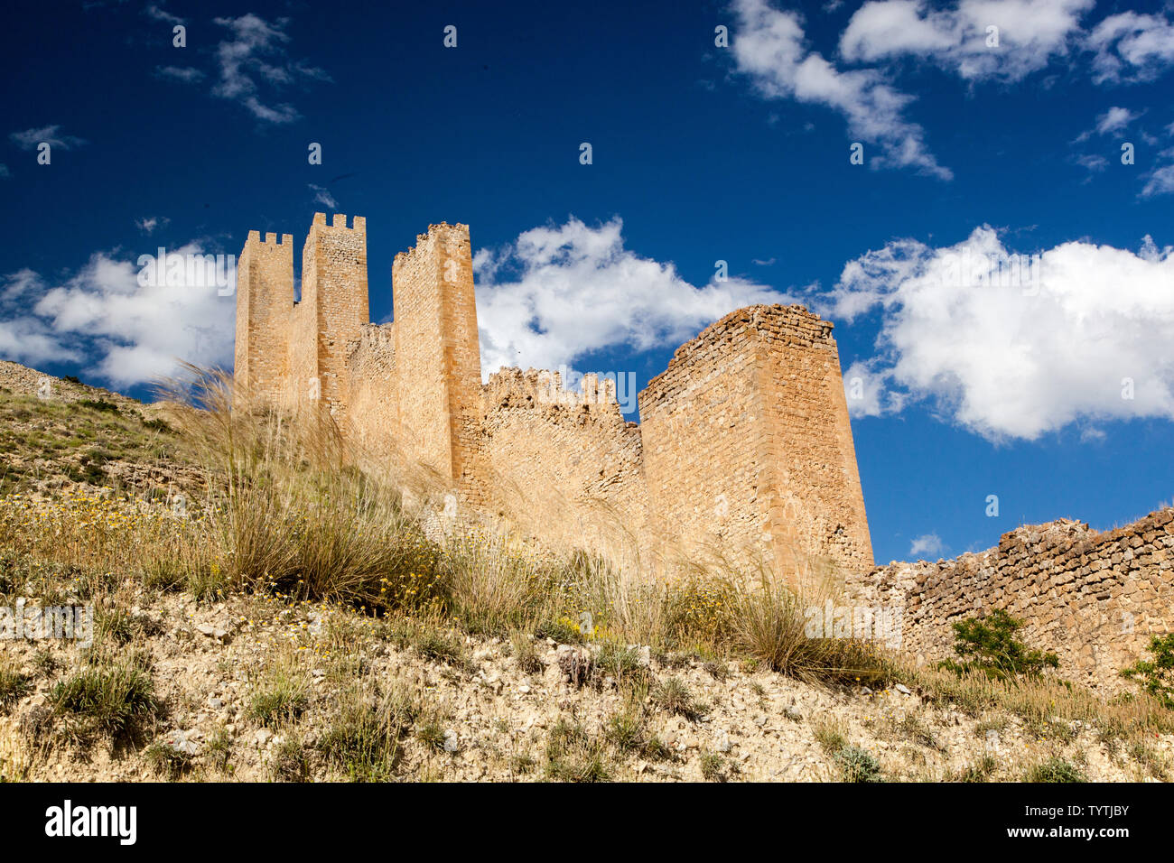 Vue sur la cité médiévale fortifiée / murs de ville dans la ville d'Albarracin mauresque espagnol dans les Montes Universales Aragon Espagne Banque D'Images