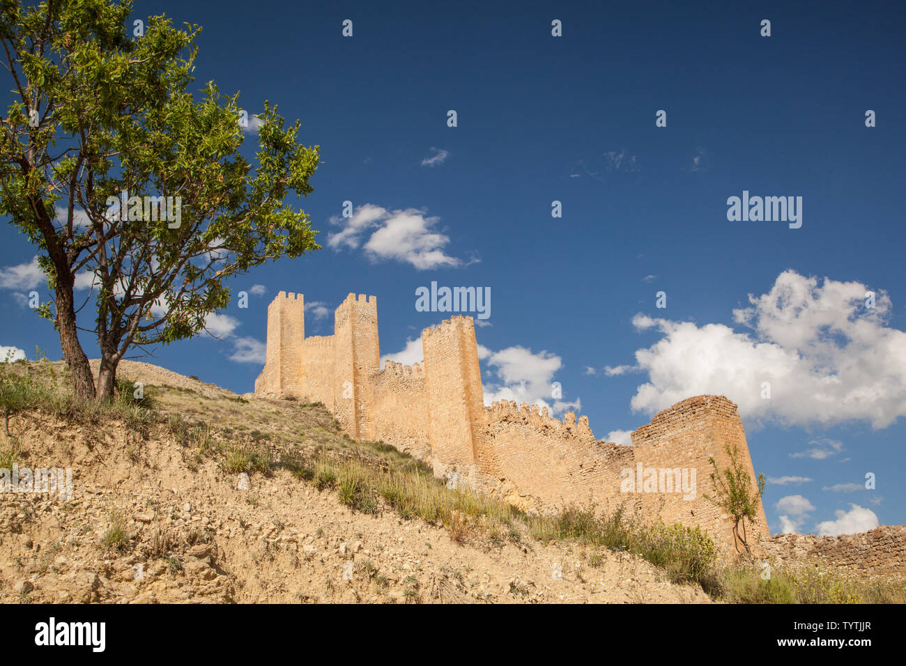 Vue sur la cité médiévale fortifiée / murs de ville dans la ville d'Albarracin mauresque espagnol dans les Montes Universales Aragon Espagne Banque D'Images