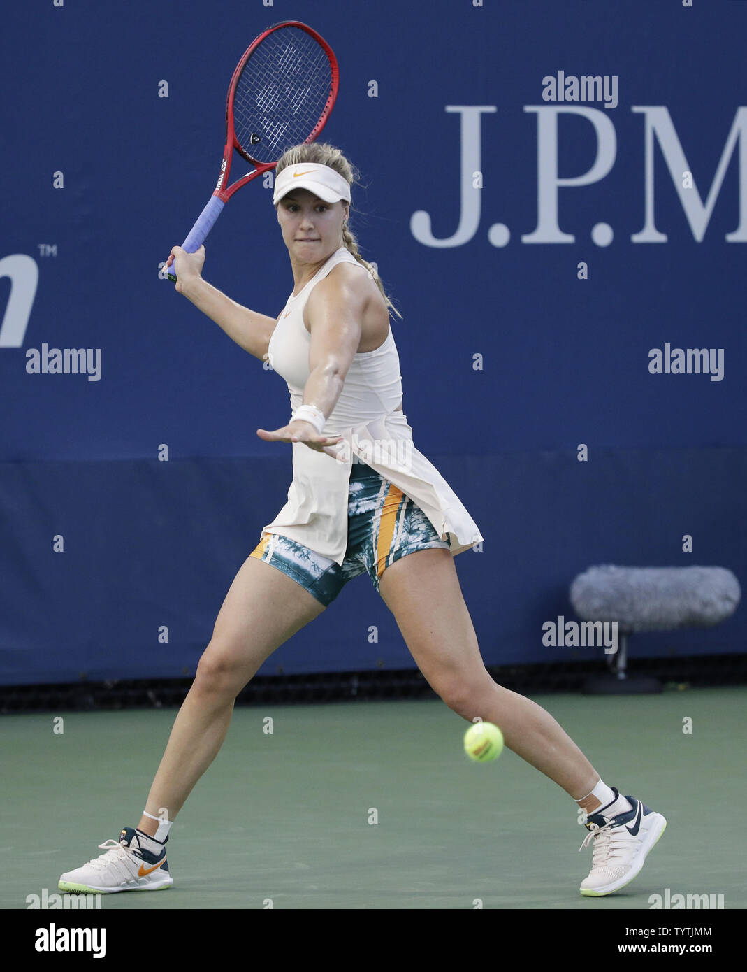 Eugénie Bouchard du Canada se prépare à frapper un coup droit à l'harmonie Tan de la France au tribunal 12 au premier tour à l'US Open 2018 Tennis Championships à l'USTA Billie Jean King National Tennis Center à New York le 28 août 2018. Photo de John Angelillo/UPI Banque D'Images