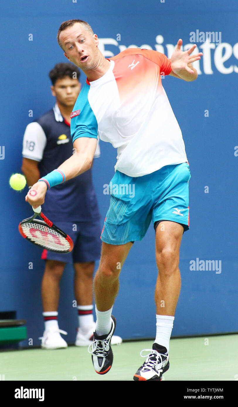 De Commentaires de l'Allemagne renvoie la balle Alexander Zverev, également d'Allemagne, dans la première série de leur troisième match en l'Arthur Ashe Stadium à l'US Open 2018 Tennis Championships à l'USTA Billie Jean King National Tennis Center à New York le 1 septembre 2018. Monika Graff/UPI Banque D'Images