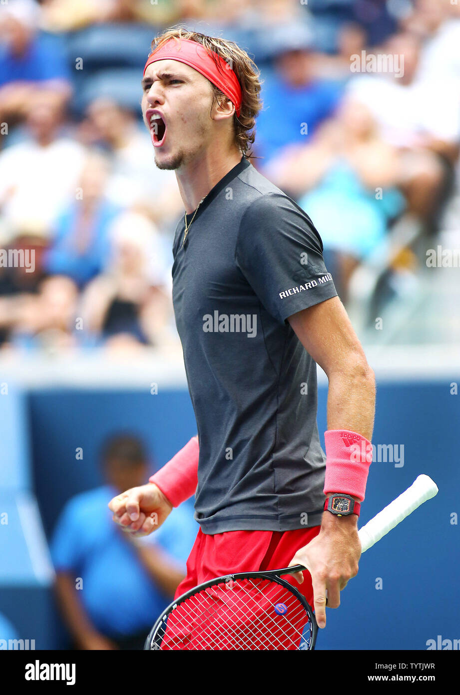 Alexander Zverev de l'Allemagne réagit après avoir remporté le premier set dans un tie breaker contre Igor Andreev, également d'Allemagne, lors de leur troisième match en l'Arthur Ashe Stadium à l'US Open 2018 Tennis Championships à l'USTA Billie Jean King National Tennis Center à New York le 1 septembre 2018. Monika Graff/UPI Banque D'Images