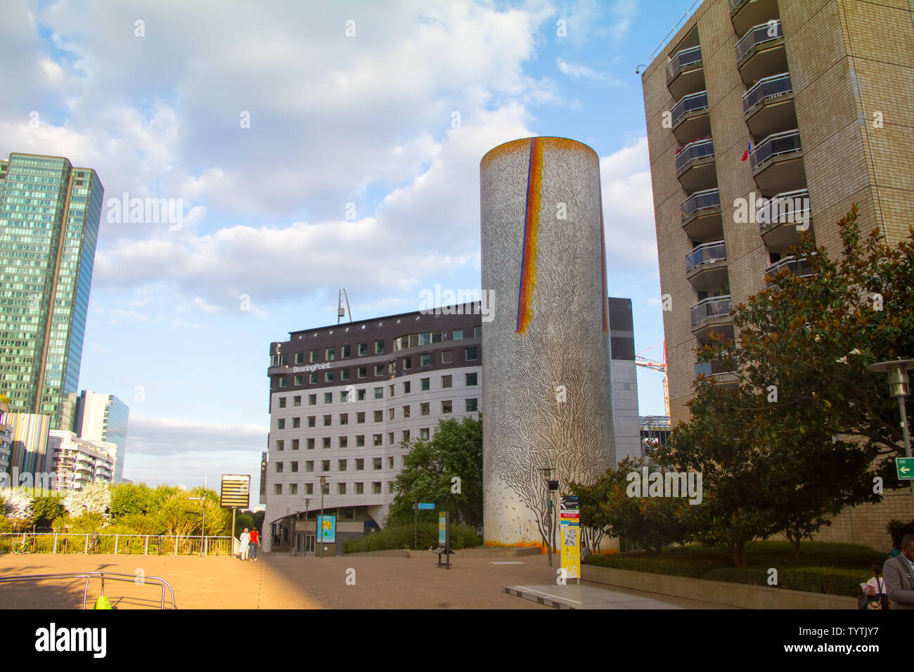 Paris, France - 10 juillet 2018 : objet d'art et de nombreux gratte-ciel dans la rue principale du quartier d'affaires La Defense in Paris Banque D'Images