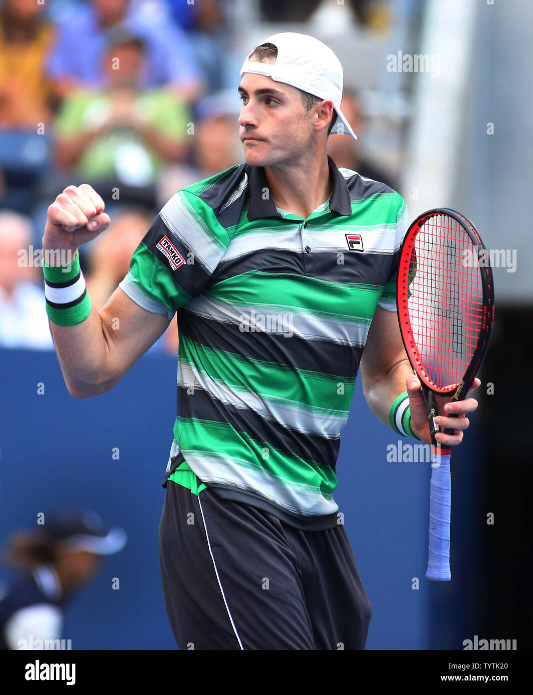 John Isner USA de la célèbre après avoir marqué au large de Milos Raonic du Canada dans le quatrième ensemble de leur quatrième match en stade Louis Armstrong à l'US Open 2018 Tennis Championships à l'USTA Billie Jean King National Tennis Center à New York le 2 septembre 2018. Monika Graff/UPI Banque D'Images