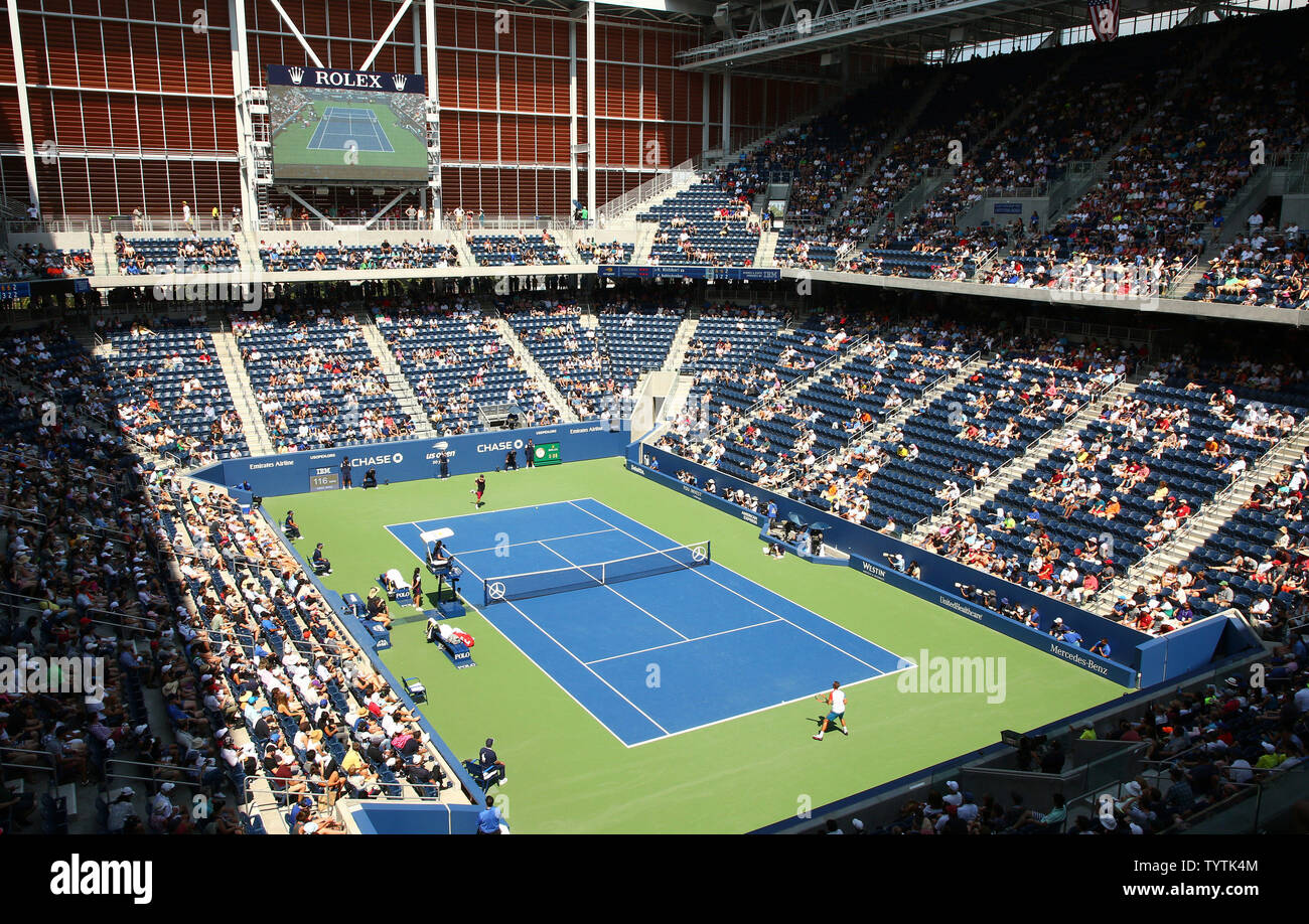 Kei Nishikori du Japon prend de commentaires de l'Allemagne dans le deuxième ensemble de leur quatrième match dans le stade Louis Armstrong à l'US Open 2018 Tennis Championships à l'USTA Billie Jean King National Tennis Center à New York le 3 septembre 2018. Nishikori a gagné 6-3, 6-3, 7-5. Monika Graff/UPI Banque D'Images