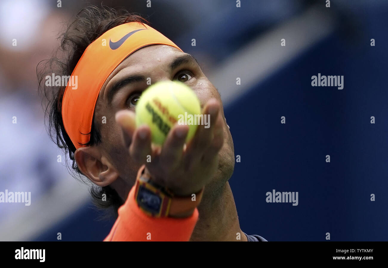 L'Espagne de Rafael Nadal sert à Juan Martin Del Potro, de l'Argentine dans leur demi-finale de l'Arthur Ashe Stadium en 2018 à l'US Open Tennis Championships à l'USTA Billie Jean King National Tennis Center à New York le 7 septembre 2018. Photo par Ray Stubblebine/UPI Banque D'Images