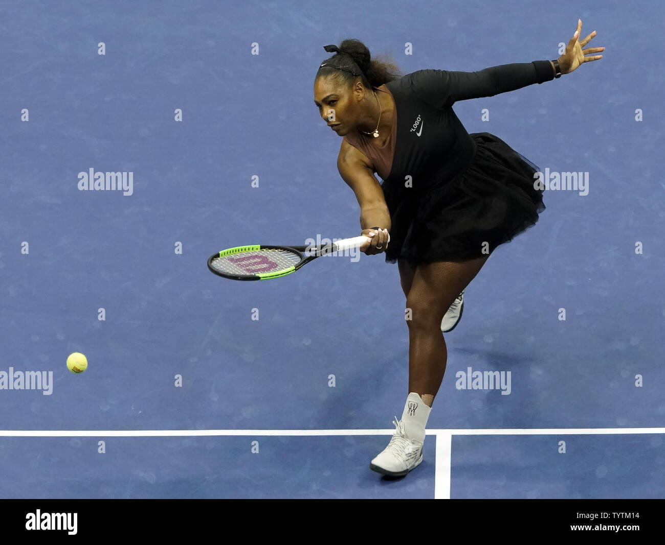 Serena Williams, de l'renvoie un coup de Naomi de Osaka Japon dans leur match de finale de la femme dans l'Arthur Ashe Stadium à l'US Open 2018 Tennis Championships à l'USTA Billie Jean King National Tennis Center à New York le 8 septembre 2018. Photo par Ray Stubblebine/UPI Banque D'Images