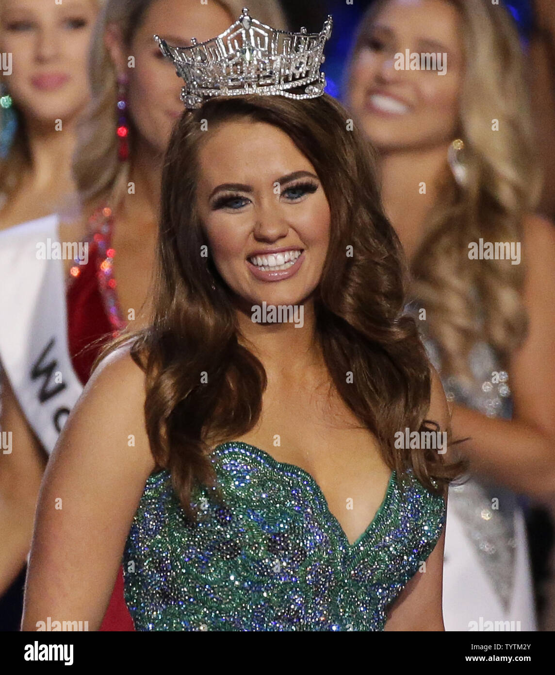 Miss America 2018 Mund Cara marche sur la scène avant de Miss New York Nia Franklin devient la nouvelle Miss America 2019 couronné à la 98e assemblée annuelle 2.0 Miss America 2019 La concurrence au Boardwalk Hall d'Atlantic City, New Jersey le 09 septembre 2018. Miss America a subi une série de changements au cours de l'année destiné à transformer la compétition annuelle d'un concours de beauté à une plate-forme pour l'autonomisation des jeunes femmes dans l'ère MeToo # . L'organisation Miss America rebaptisé Miss America 2.0 remplacé le maillot de bain et robe du soir des compétitions avec plus d'entrevues sur scène. Photo de John Banque D'Images