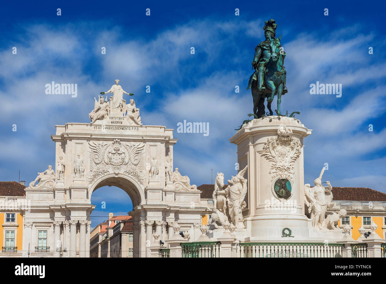 De Triomphe et King Jose je statue en bronze dans l'emblématique Place du Commerce dans le centre de Lisbonne Banque D'Images