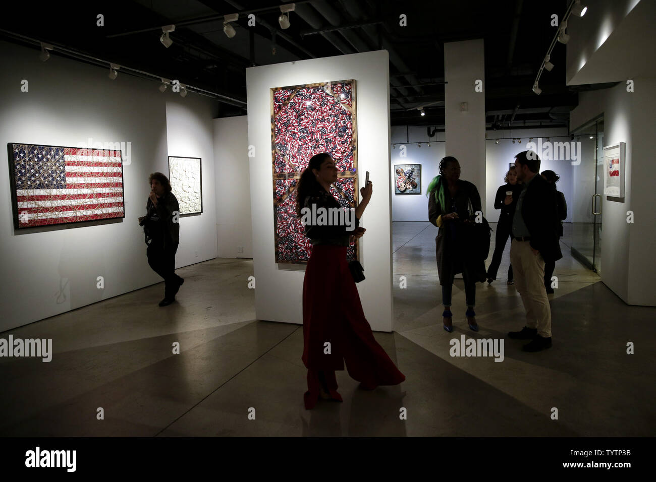 Les participants à pied à travers une exposition d'art par Bernie Taupin intitulé 'True' américain contemporain à la Chase à New York le 17 octobre 2018. Bernie Taupin a été été collaborateur musical d'Elton John pendant plus de 50 ans. Photo de John Angelillo/UPI Banque D'Images