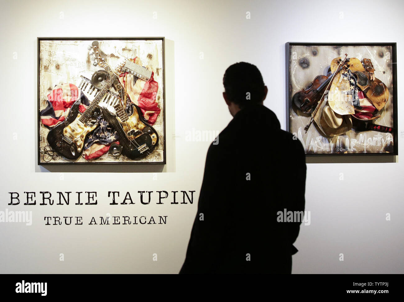 Les participants à pied à travers une exposition d'art par Bernie Taupin intitulé 'True' américain contemporain à la Chase à New York le 17 octobre 2018. Bernie Taupin a été été collaborateur musical d'Elton John pendant plus de 50 ans. Photo de John Angelillo/UPI Banque D'Images