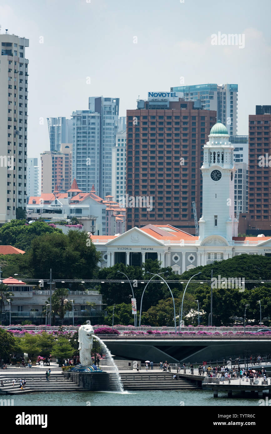 02 octobre, 2018 : Merlion, l'icône nationale de Singapour (demi-lion, la moitié-poisson & statue fontaine) et l'horizon de Singapour. Singapour Banque D'Images