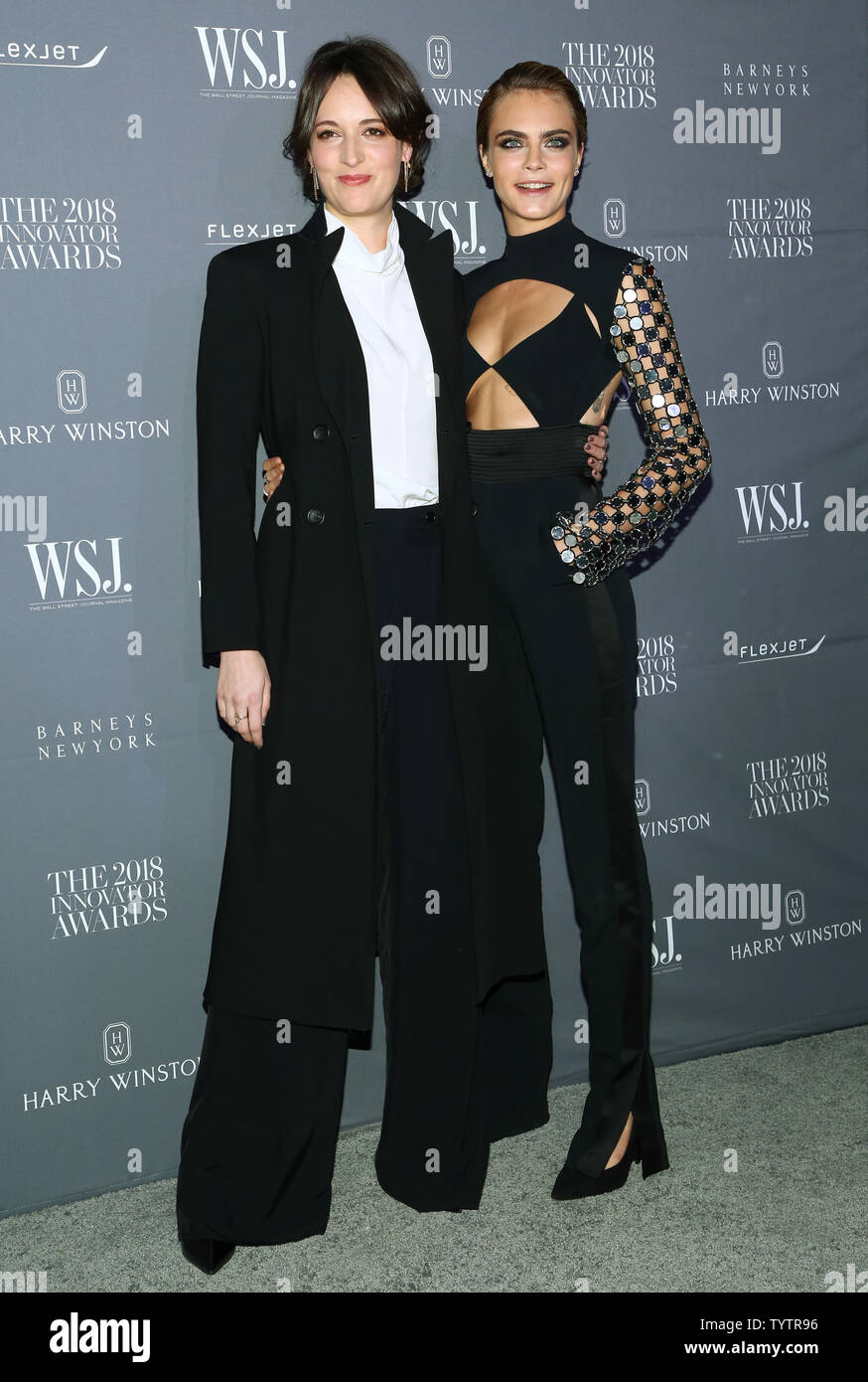 Phoebe Waller-Bridge et Cara Delevingne arrivent sur le tapis rouge à la WSJ Magazine Prix des innovateurs 2018 au Musée d'Art moderne le 7 novembre 2018 à New York. Monika Graff/UPI Banque D'Images