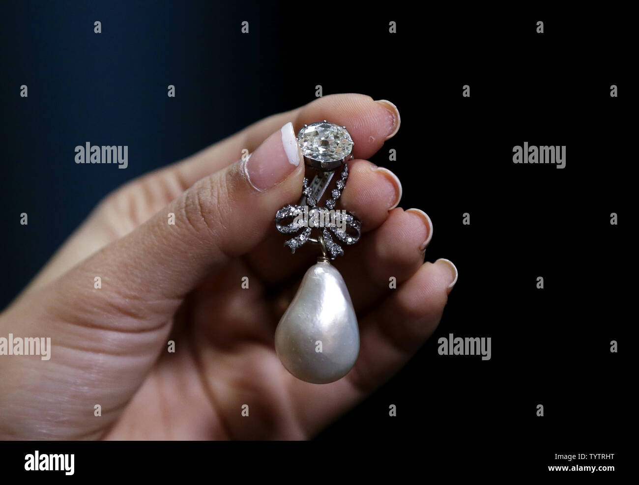 Une poignée de perles et diamants appartenant à la reine de France Marie- Antoinette est tenue à un aperçu des médias pour les 'intitulé 'Royal bijoux  de la famille de Bourbon-parme,' chez Sotheby's