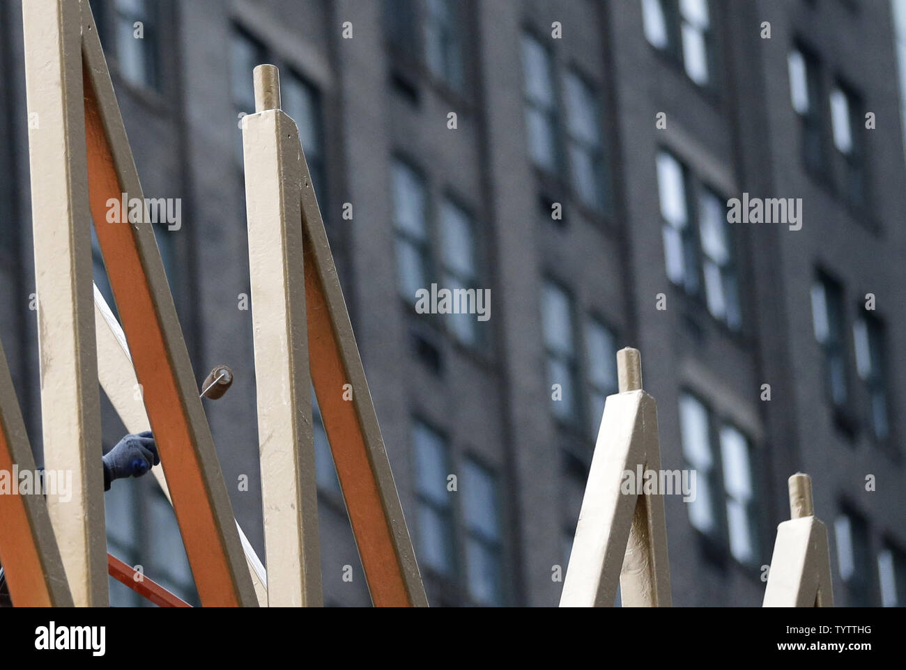 Un travailleur applique de la peinture comme l'assemblage de la plus grande Menorah conclut dans célébration de Hanoucca (Hanoukka) à l'extérieur de l'hôtel Plaza sur la 5e Avenue à New York le 30 novembre 2018. La menorah est certifié par Guinness World Records comme le plus grand. Photo de John Angelillo/UPI Banque D'Images