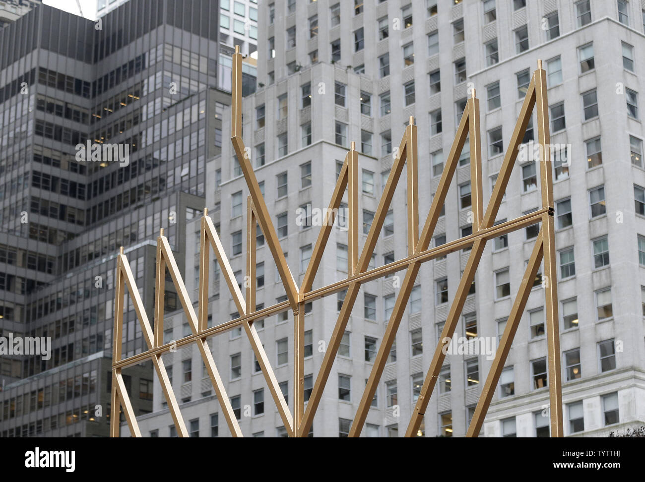 Assemblée générale de la plus grande Menorah conclut dans célébration de Hanoucca (Hanoukka) à l'extérieur de l'hôtel Plaza sur la 5e Avenue à New York le 30 novembre 2018. La menorah est certifié par Guinness World Records comme le plus grand. Photo de John Angelillo/UPI Banque D'Images