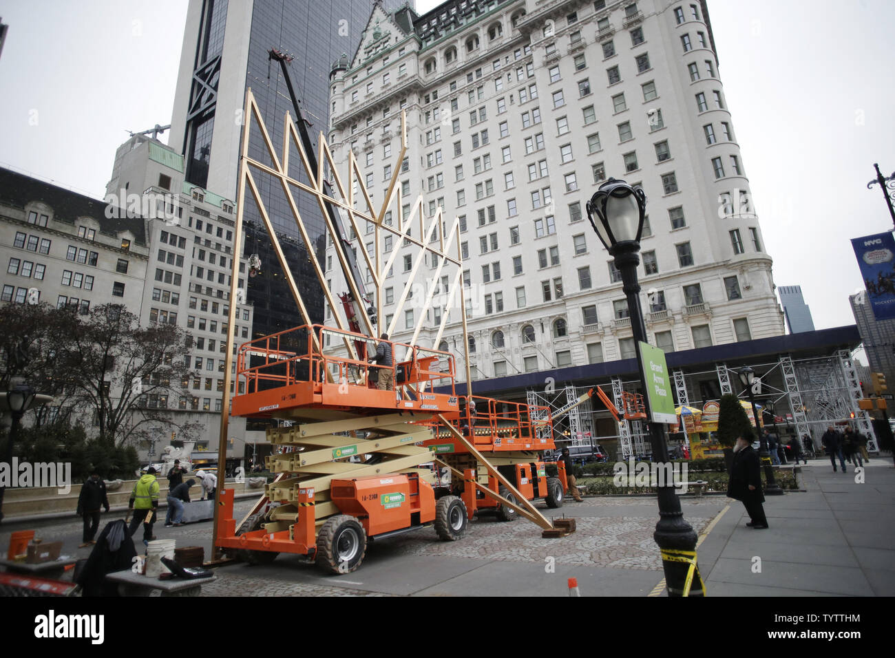 Assemblée générale de la plus grande Menorah conclut dans célébration de Hanoucca (Hanoukka) à l'extérieur de l'hôtel Plaza sur la 5e Avenue à New York le 30 novembre 2018. La menorah est certifié par Guinness World Records comme le plus grand. Photo de John Angelillo/UPI Banque D'Images