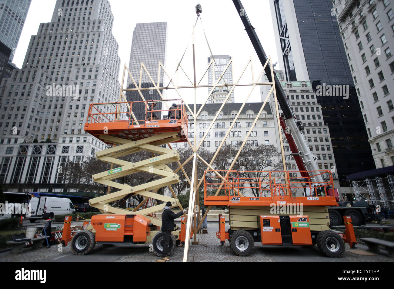 Assemblée générale de la plus grande Menorah conclut dans célébration de Hanoucca (Hanoukka) à l'extérieur de l'hôtel Plaza sur la 5e Avenue à New York le 30 novembre 2018. La menorah est certifié par Guinness World Records comme le plus grand. Photo de John Angelillo/UPI Banque D'Images