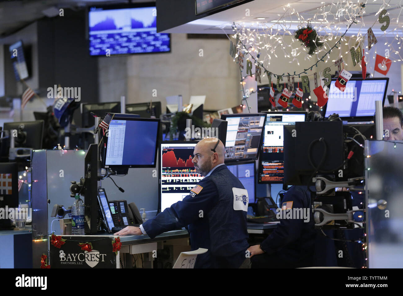Traders travailler sur le parquet de la Bourse à la cloche de clôture à