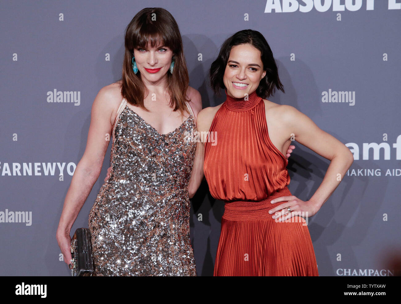 Milla Jovovich et Michelle Rodriguez arrivent sur le tapis rouge à l'amfAR Gala 2019 de New York à Cipriani Wall Street le 6 février 2019 à New York. Photo de John Angelillo/UPI Banque D'Images