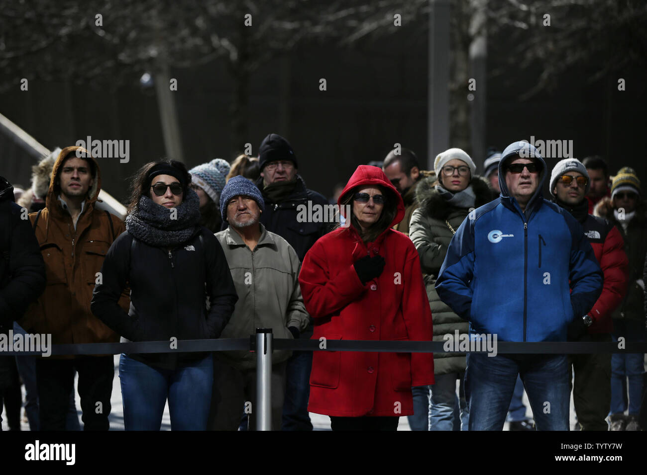 Personnes se rassemblent à l'miroirs d'eau à l'assemblée annuelle de la cérémonie du souvenir au Mémorial National du 11 septembre et Musée à l'occasion du 26e anniversaire de l'attentat contre le World Trade Center de 1993 qui a tué plus de 1 000 blessés et six sur 26 février 2019 dans la ville de New York. Dans le cadre de la cérémonie, les membres des familles des victimes lire à haute voix leurs noms et lieu roses à leurs noms sur le monument. Photo de John Angelillo/UPI Banque D'Images