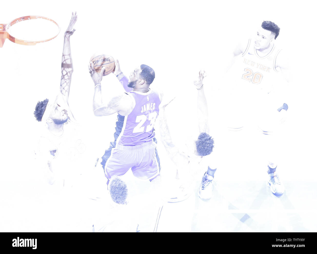 New York Knicks Mitchell Robinson met son bras en l'air pour défendre Los Angeles Lakers LeBron James qui conduit à le panier dans la première moitié au Madison Square Garden de New York le 17 mars 2019. Les Knicks battu les Lakers 124-123. Photo de John Angelillo/UPI Banque D'Images