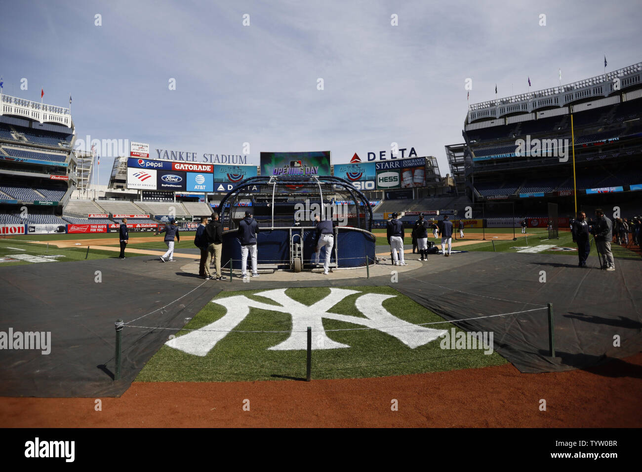 Les Yankees logo est peint dans l'infield tandis que les Yankees de New York un jour d'entraînement avant le jour de l'ouverture de la saison MLB 2019 au Yankee Stadium de New York le 27 mars 2019. Les Yankees de New York joue le Baltimore Orioles demain le jour d'ouverture de Yankee Stadium. Photo de John Angelillo/UPI Banque D'Images
