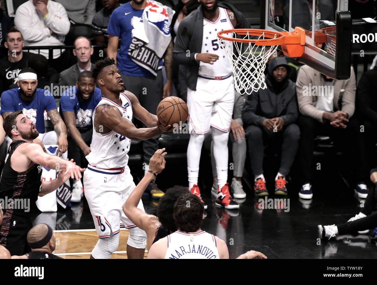 Philadelphia 76ers l'avant Jimmy Butler, centre, tire plus de filets de Brooklyn guard Joe Harris, gauche, au cours de la première moitié match entre les Philadelphia 76ers et les Brooklyn nets dans le jeu 3 de leur première ronde de la série éliminatoire au Barclays Center à New York le 18 avril 2019. Photo de Peter Foley/UPI Banque D'Images