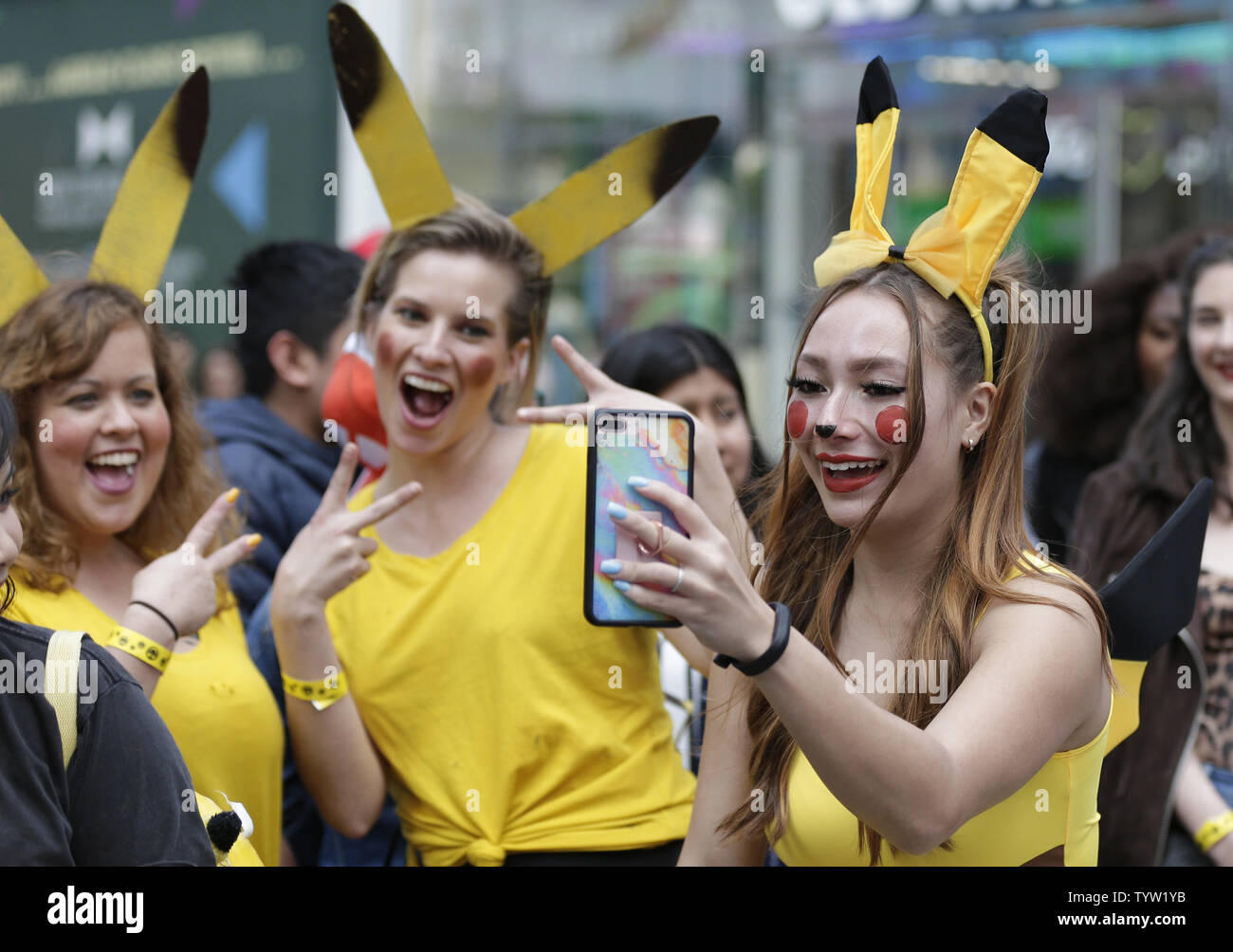 Attente des fans pour le talent d'arriver à la détective Pokemon Pikachu U.S. Premiere sur Times Square, sur Mai 02, 2019 à New York. Photo de John Angelillo/UPI Banque D'Images