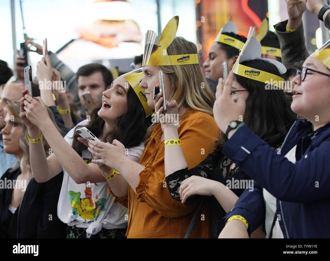 Fans réagissent comme talent arrive à la détective Pokemon Pikachu U.S. Premiere sur Times Square, sur Mai 02, 2019 à New York. Photo de John Angelillo/UPI Banque D'Images