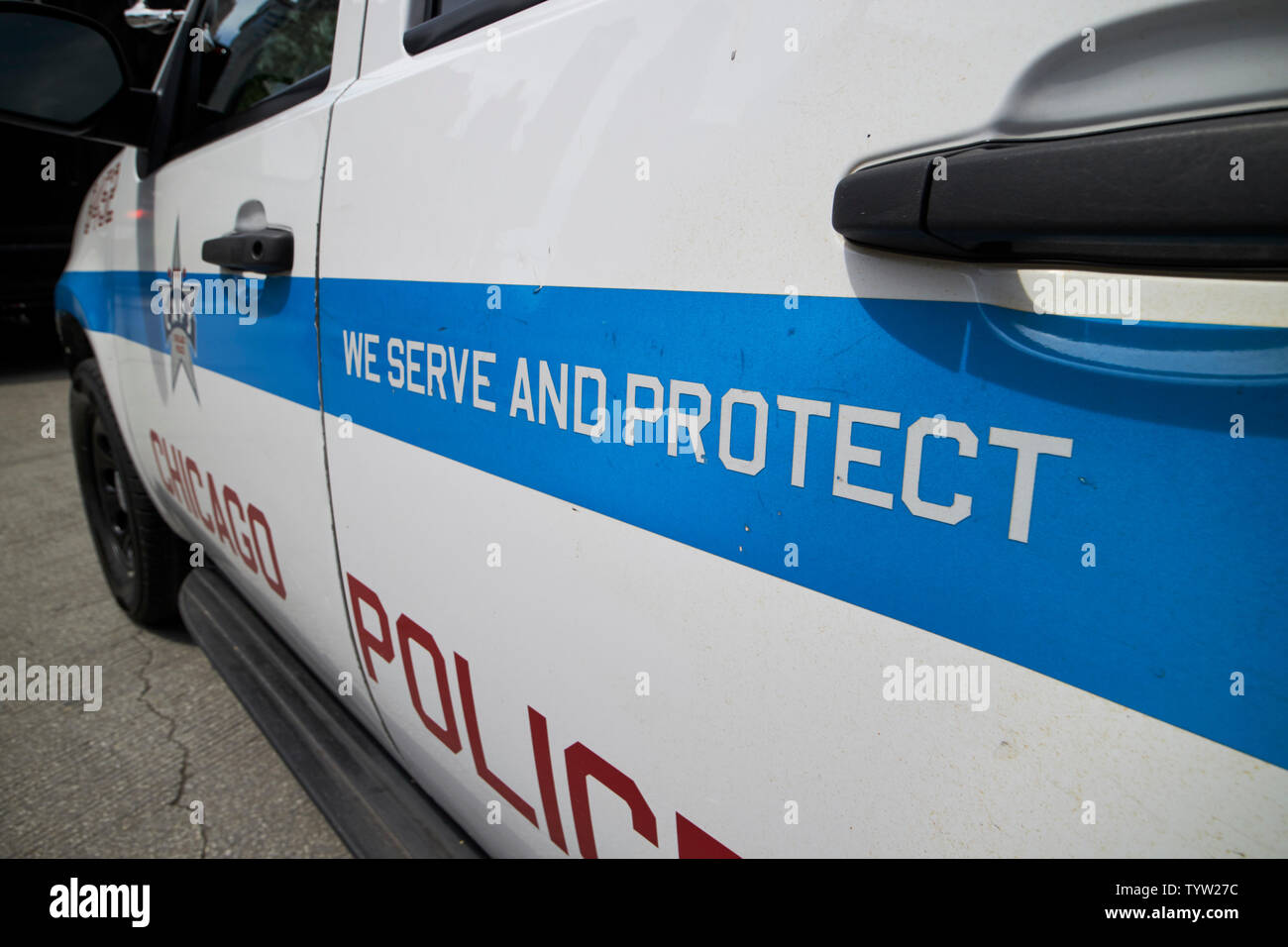 Nous servir et protéger sur le côté d'un service de police de Chicago Chevrolet Tahoe SUV véhicule de patrouille Chicago IL États-unis Banque D'Images