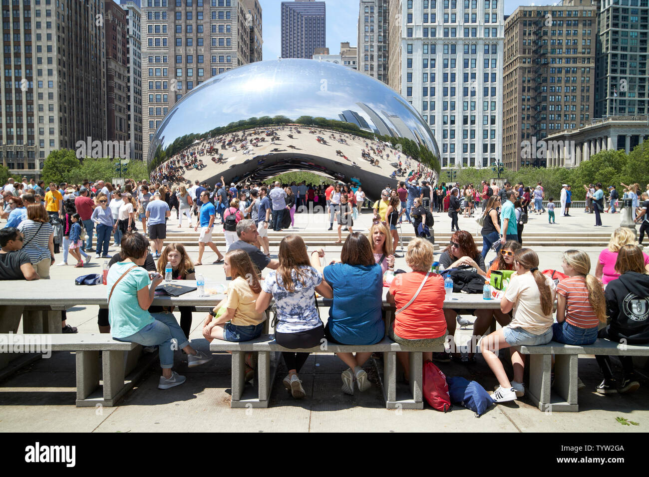 Les gens en train de déjeuner dans le parc du millénaire un samedi matin en été près de la Cloud Gate sculpture bean dans Chicago IL États-unis Banque D'Images