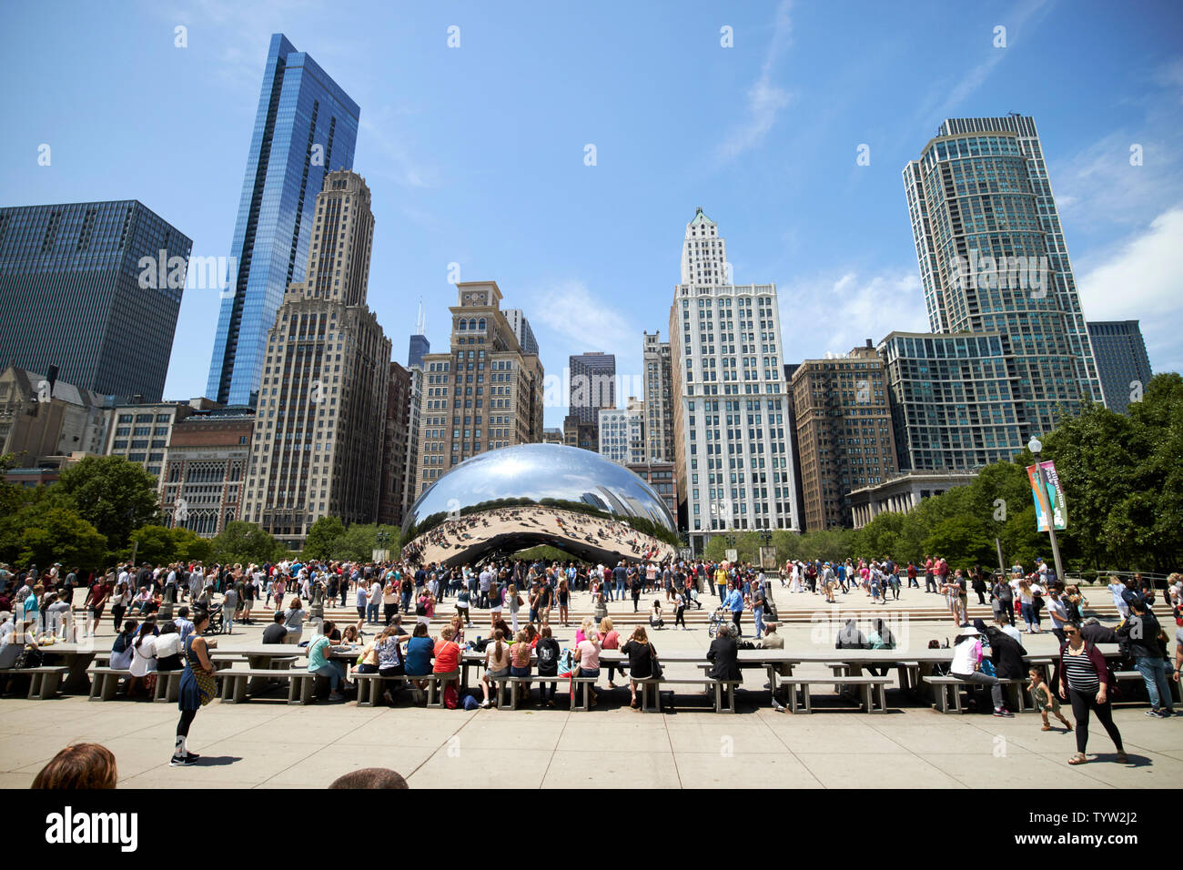 Les gens en train de déjeuner dans le parc du millénaire un samedi matin en été près de la Cloud Gate sculpture bean dans Chicago IL États-unis Banque D'Images