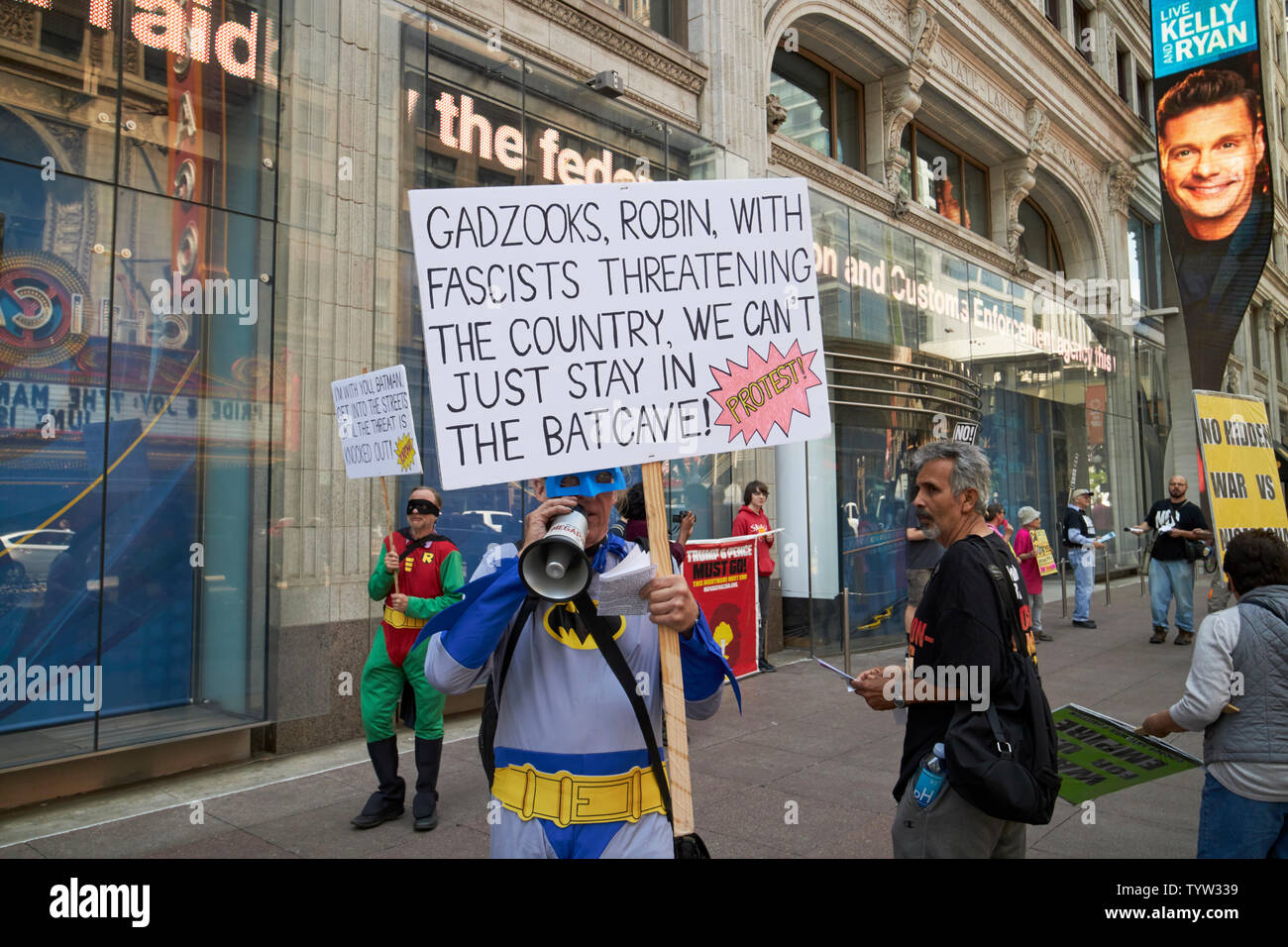 L'homme habillé en Batman avec les manifestants à l'extérieur de l'ABC7 Chicago state street studio contre l'augmentation des tensions avec l'Iran et anti anti fasciste d'Atout Banque D'Images