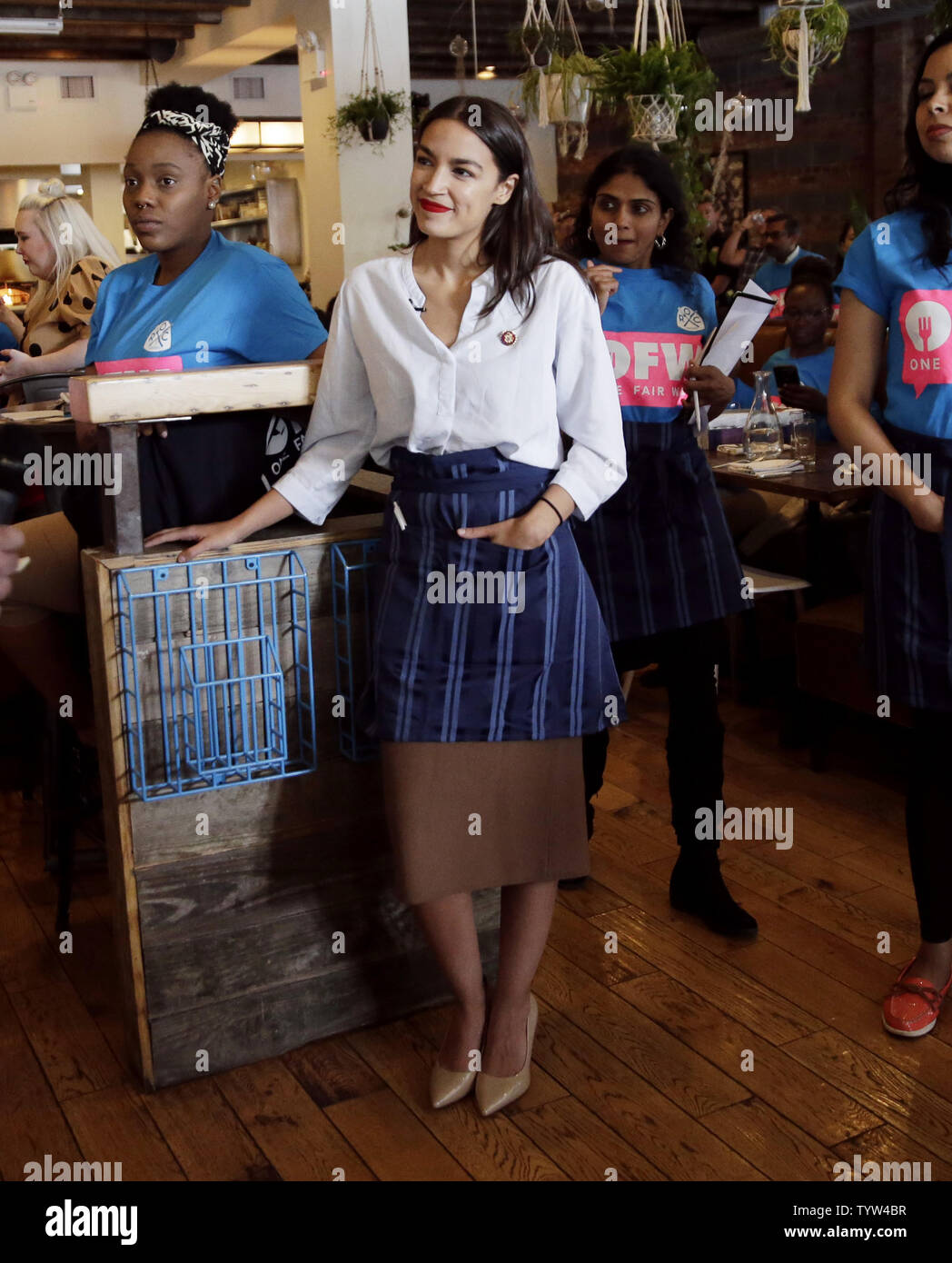 Ocasio-Cortez bartends Alexandrie représentant des États-Unis et attend sur tables à Queensboro Restaurant le 31 mai 2019 dans la ville de New York. Ocasio-Cortez Alexandria retourne au bar pour une journée de solidarité avec les travailleurs et avec l'embout de restaurant. Photo de John Angelillo/UPI Banque D'Images