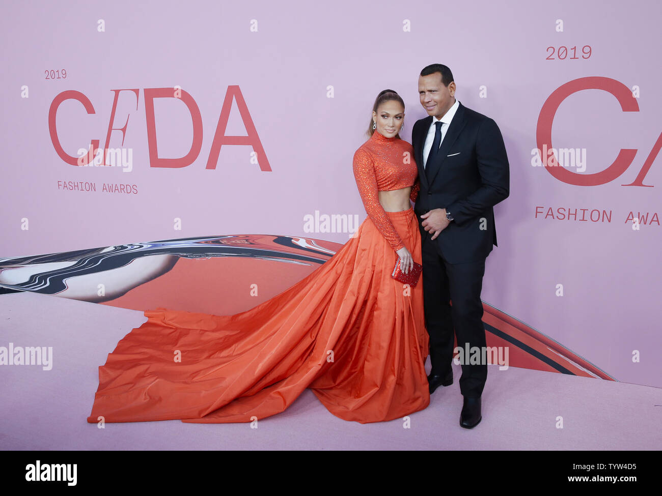 L'icône de mode CFDA lauréate Jennifer Lopez et Alex Rodriguez arrivent sur le tapis rouge à la CFDA Fashion Awards 2019 au Brooklyn Museum de New York le 3 juin 2019. Photo de John Angelillo/UPI Banque D'Images