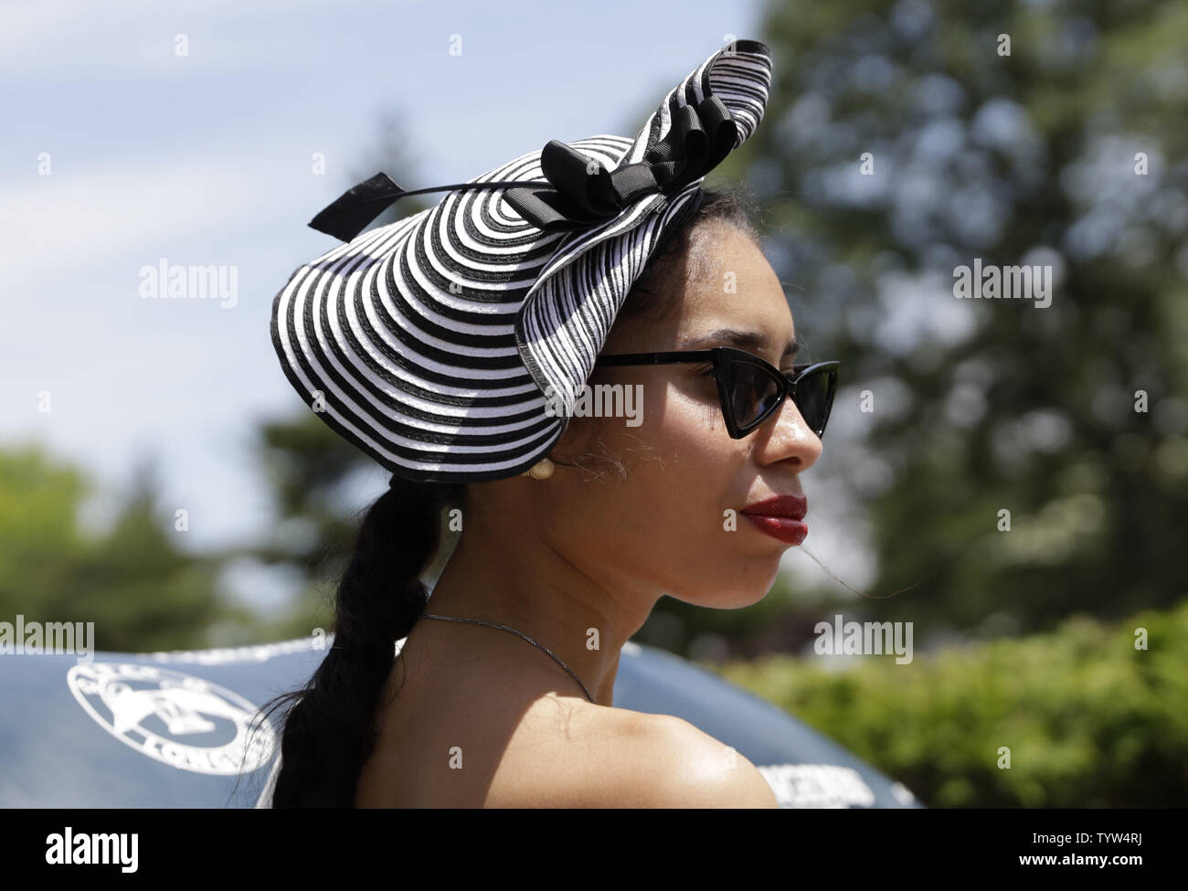Femme portant un chapeau et pièces de tête à pied le parc de Belmont Park à la 151e exécution de la Belmont Stakes à Belmont Park à Elmont New York le 8 juin 2019. Photo de John Angelillo/UPI Banque D'Images