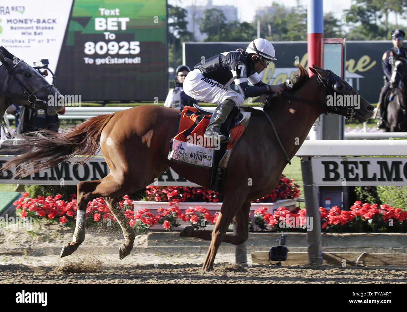 Sir Winston et jockey Joel Rosario franchir la ligne d'arrivée pour gagner la 151e exécution de la Belmont Stakes à Belmont Park à Elmont New York le 8 juin 2019. Photo de John Angelillo/UPI Banque D'Images