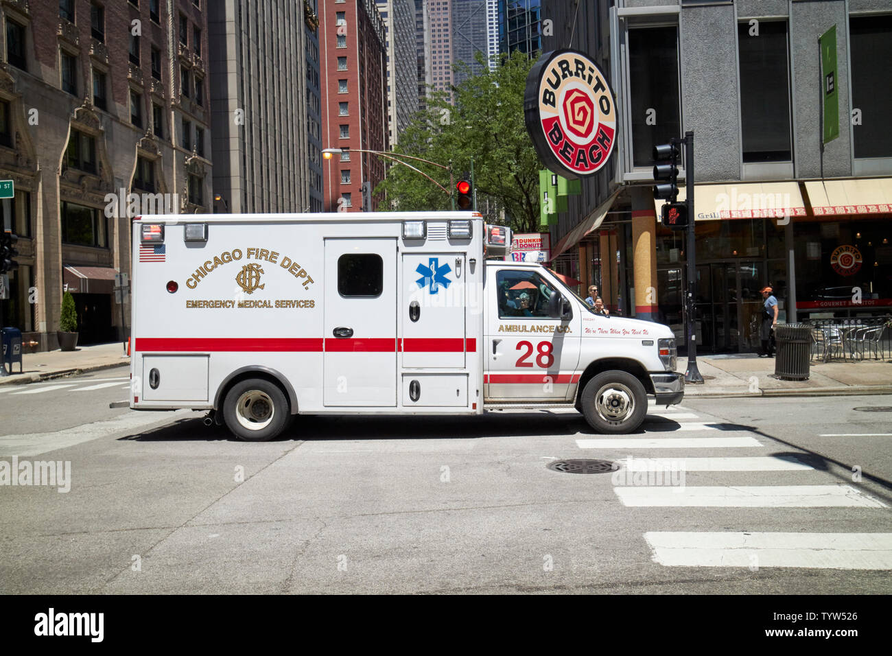 Service d'incendie de Chicago l'ambulance d'urgence sur appel au centre-ville de Chicago IL États-unis Banque D'Images