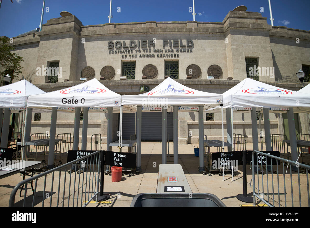 L'équipement de contrôle de sécurité et de détecteurs de métal à l'extérieur de Soldier Field, à Chicago avant un événement Chicago IL États-unis Banque D'Images