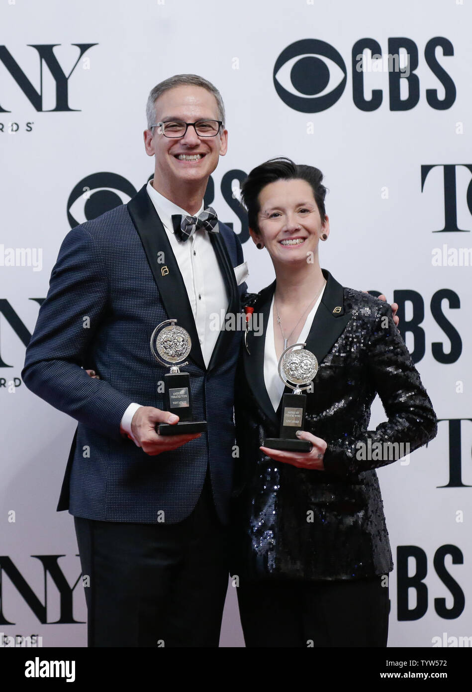 Nevin Steinberg et Jessica Paz arrivent dans la salle de presse au 73e Congrès annuel des Tony Awards au Radio City Music Hall le 9 juin 2019 à New York. Photo de John Angelillo/UPI Banque D'Images