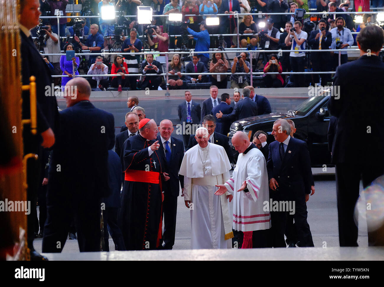 Les médias de New York d'avoir un aperçu du Saint Père en tant qu'il sort son d'entrer papamobile la Cathédrale St Patrick, 24 septembre 2015 à New York. Le pape François a célébré les vêpres, ou des prières du soir, et une réflexion commune. Le service a été réalisée avant qu'une congrégation d'hommes et de femmes membres du clergé, les chefs d'archidiocèses et invités spéciaux. Photo par Robert Sabo/UPI Banque D'Images