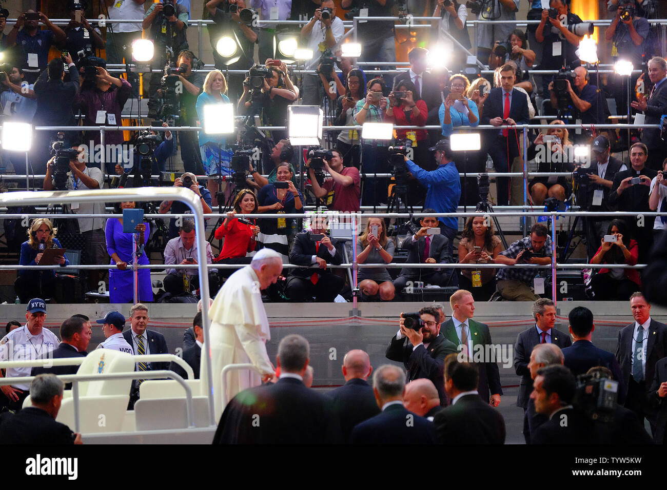 Les médias de New York d'avoir un aperçu du Saint Père en tant qu'il sort son d'entrer papamobile la Cathédrale St Patrick, 24 septembre 2015 à New York. Le pape François a célébré les vêpres, ou des prières du soir, et une réflexion commune. Le service a été réalisée avant qu'une congrégation d'hommes et de femmes membres du clergé, les chefs d'archidiocèses et invités spéciaux. Photo par Robert Sabo/UPI Banque D'Images